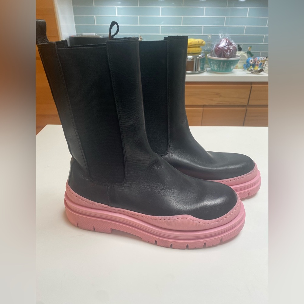 L’Intervalle Leather Chelsea Boots with Pink Soles 7.5/38